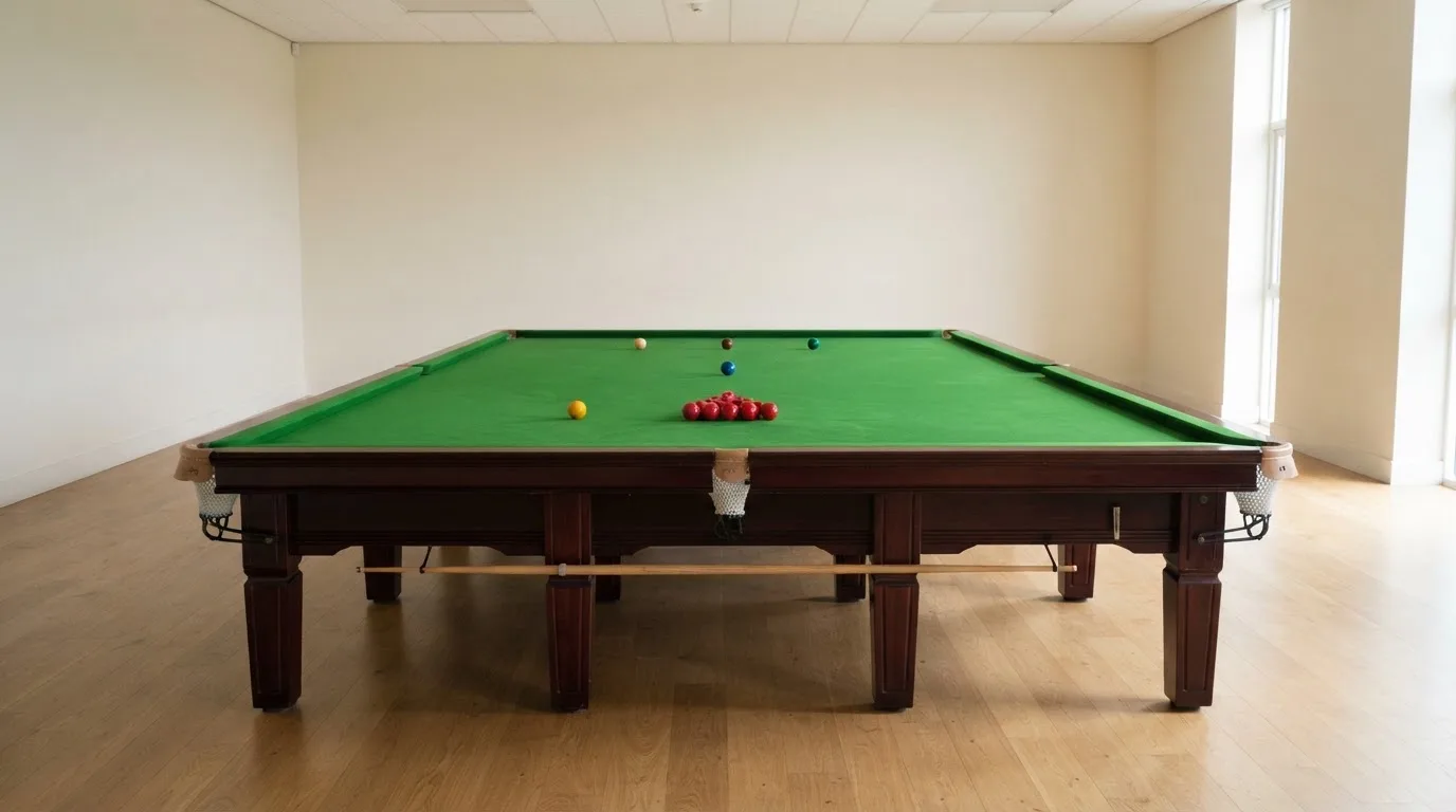Een lege rechtszaal met houten banken in het ochtendlicht